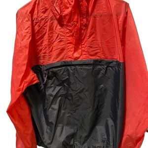 Patagonia pull over windbreaker with front pouch